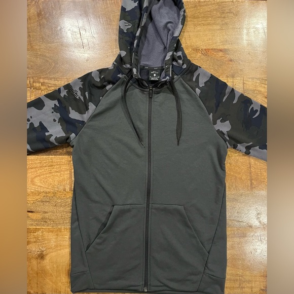 Nike Other - NWOT Nike Men’s sweatshirt size small. Camp black and grey sleeves